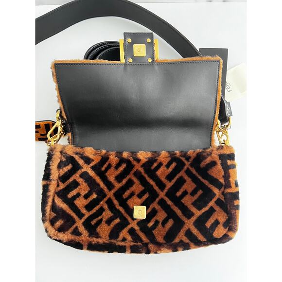 Fendi FF shearling baguette with FF velvet strap - Picture 3 of 11